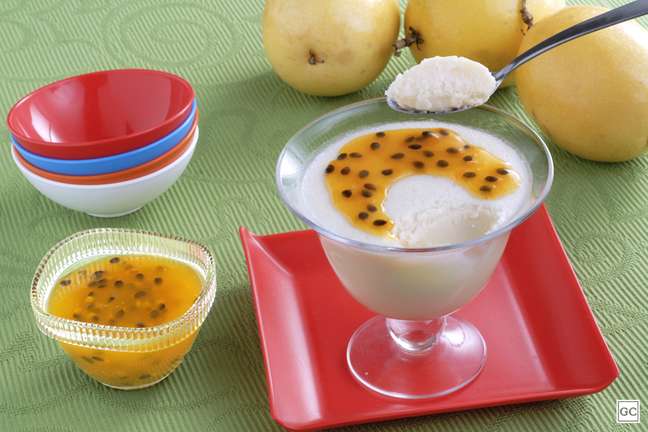 White chocolate mousse with passion fruit syrup - Photo: Guia da Cozinha White chocolate mousse with passion fruit syrup - Photo: Guia da Cozinha