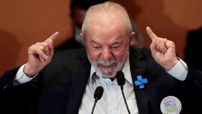 Aprova&ccedil;&atilde;o ao governo Bolsonaro cresce, mas Lula mant&eacute;m lideran&ccedil;a: veja  quatro dados da pesquisa Ipec
