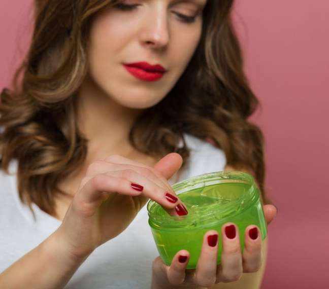 Aloe vera is used to moisturize hair, but it requires care before use. Aloe vera is used to moisturize hair, but it requires care before use.