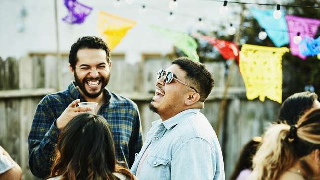 Experts recommend that migrants create links with the community of origin, but also with the society that welcomes them. Experts recommend that migrants create links with the community of origin, but also with the society that welcomes them.