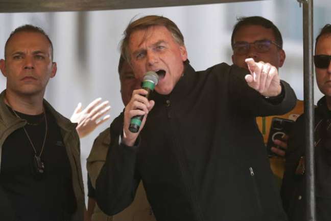 Bolsonaro durante ato de campanha em Juiz de Fora