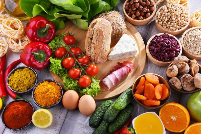 Alguns alimentos aliviam os sintomas da TPM (Imagem: Shutterstock) Alguns alimentos aliviam os sintomas da TPM (Imagem: Shutterstock)