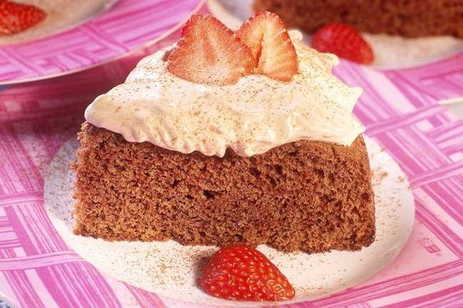 Bolo de chocolate com chantilly | Foto: Guia da Cozinha Bolo de chocolate com chantilly | Foto: Guia da Cozinha