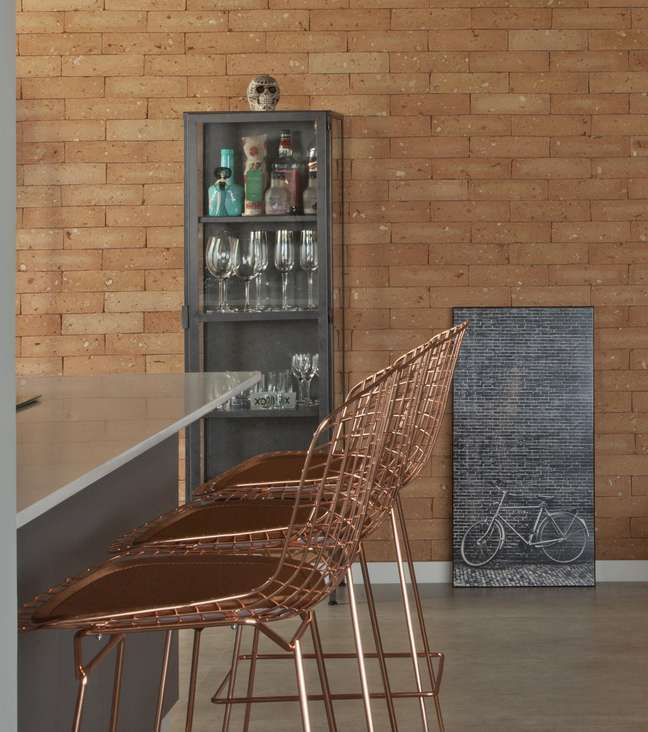 Metálica e com uma almofada no assento, a Banqueta Bertoia aposta no design universal, imprimindo uma atmosfera industrial neste projeto do arquiteto Bruno Moraes