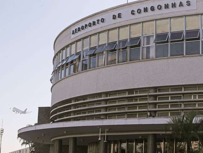 A espanhola Aena arrematou o bloco de aeroportos SP-MS-PA-MG, que inclui Congonhas, por R$ 2,45 bilhões A espanhola Aena arrematou o bloco de aeroportos SP-MS-PA-MG, que inclui Congonhas, por R$ 2,45 bilhões