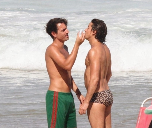 Jesuit Barbosa enjoys the beach with an affair in Rio de Janeiro Jesuit Barbosa enjoys the beach with an affair in Rio de Janeiro