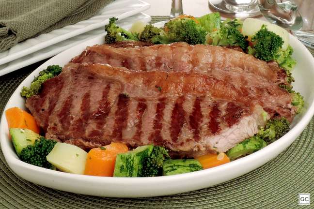 Grilled steak with vegetables - Photo: Guia da Cozinha Grilled steak with vegetables - Photo: Guia da Cozinha