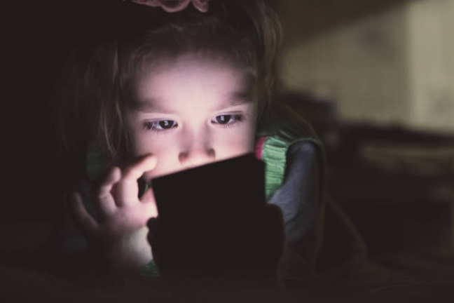 En la primera infancia, los dispositivos pueden reemplazar las oportunidades de desarrollo por formas independientes y alternativas de autorregulación de las emociones.