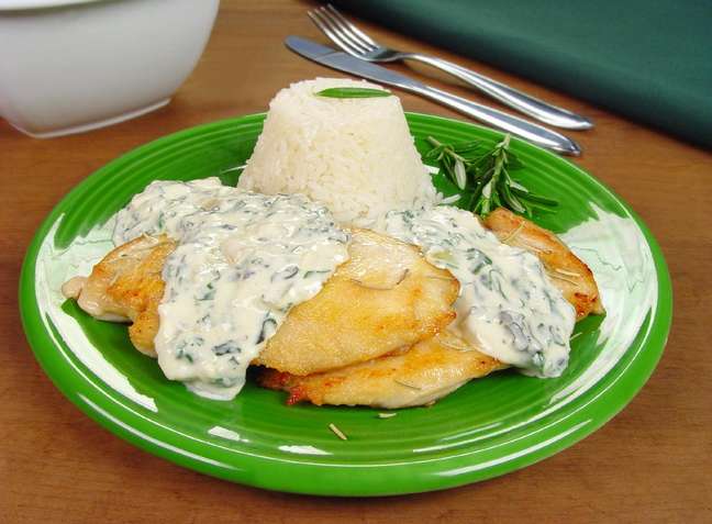 Grilled chicken with spinach cream - Photo: Guia da Cozinha Grilled chicken with spinach cream - Photo: Guia da Cozinha