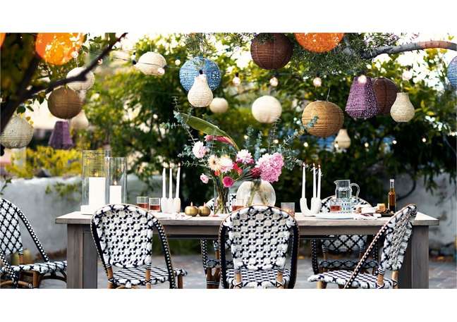 Hang decorations from tree branches and fences and create a garden party full of wonder. Hang decorations from tree branches and fences and create a garden party full of wonder.