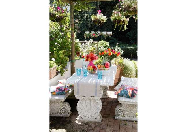 Complement the light furniture with bright colors. Complement the light furniture with bright colors.