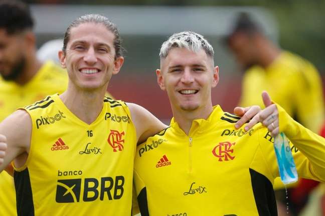 Pulgar e Varela serão relacionados pelo Flamengo para a partida contra o Palmeiras