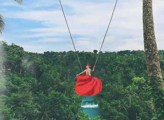 The American singer is accused of using montages in the photos of the alleged trip