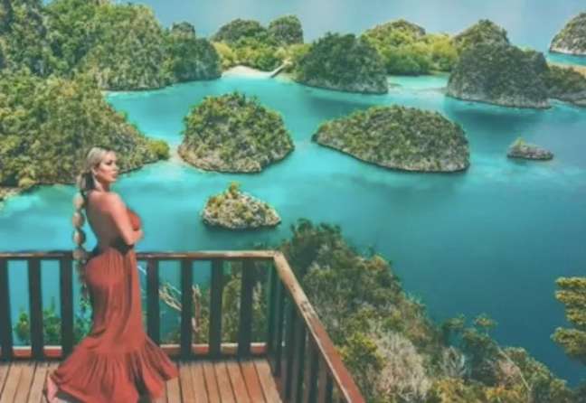 The American singer is accused of using montages in the photos of the alleged trip