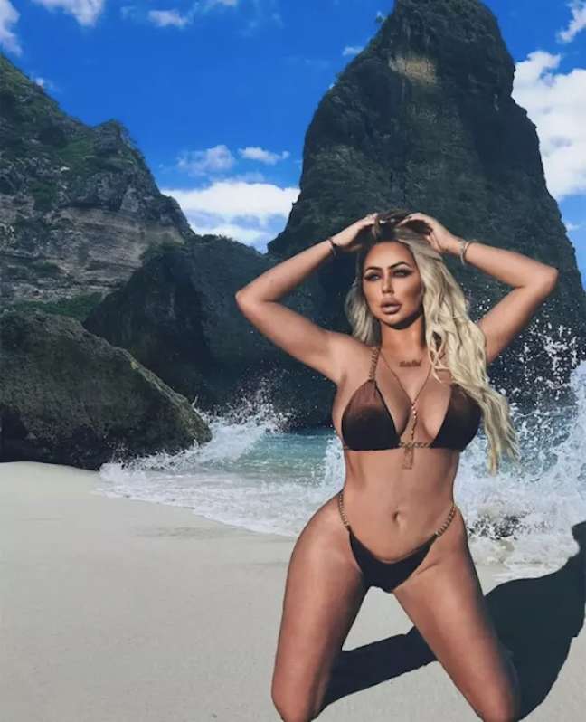 The American singer is accused of using montages in the photos of the alleged trip