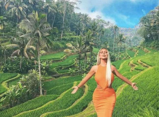 The singer is accused of simulating a heavenly vacation with Photoshop