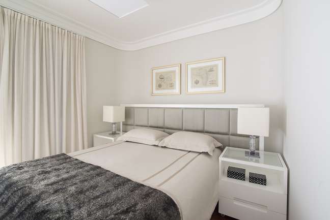With all the decoration in neutral tones and straight lines, the lamp stands out on the bedside tables in this sober style room. Large and imposing, it has a transparent base and the square dome gives greater consistency to the style. Project by Carina Dal Fabbro. With all the decoration in neutral tones and straight lines, the lamp stands out on the bedside tables in this sober style room. Large and imposing, it has a transparent base and the square dome gives greater consistency to the style. Project by Carina Dal Fabbro.