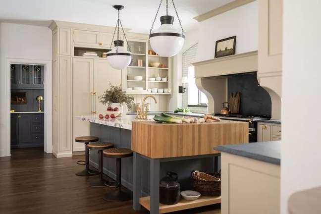 Choose a three-color palette and switch between finishes Choose a three-color palette and switch between finishes