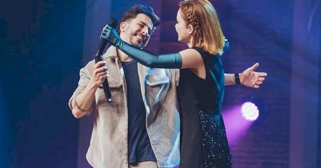 Junior surprises fans at Sandy’s concert by taking the stage
