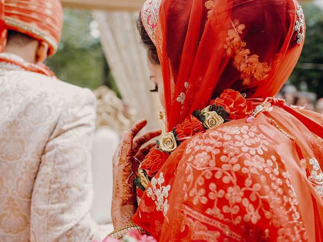 Look from behind the stunning Indian bride dressed in red lehenga and veil Look from behind the stunning Indian bride dressed in red lehenga and veil