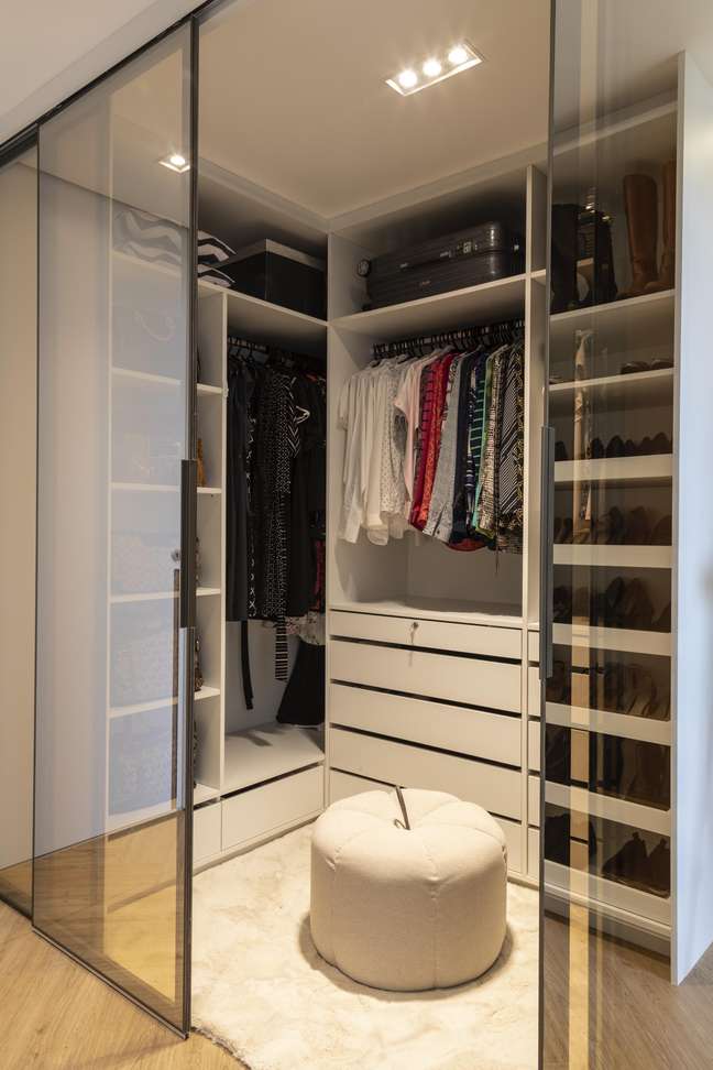 Small wardrobe is not synonymous with simplicity: the project can receive a touch of elegance and refinement in the design: in this bedroom Marina Carvalho has added elements that enhance the project, such as the mirrored glass doors. In addition, the distribution of niches and shelves has allowed greater usability in the daily life of residents. Small wardrobe is not synonymous with simplicity: the project can receive a touch of elegance and refinement in the design: in this bedroom Marina Carvalho has added elements that enhance the project, such as the mirrored glass doors. In addition, the distribution of niches and shelves has allowed greater usability in the daily life of residents.