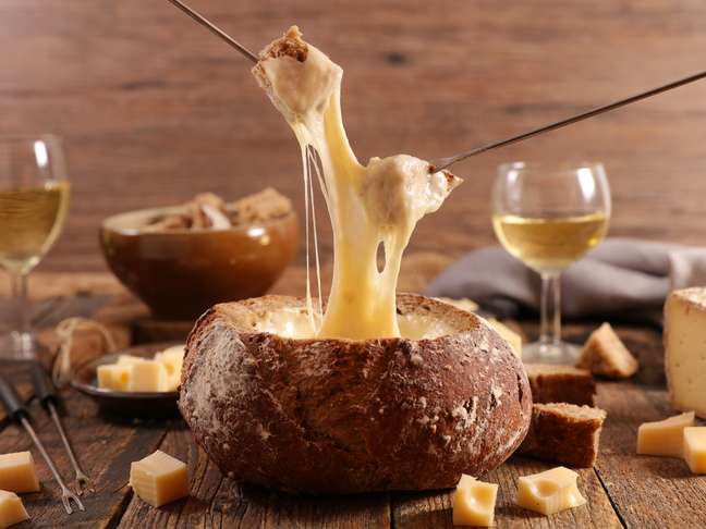 It’s cold!  See the places to eat fondue in SP