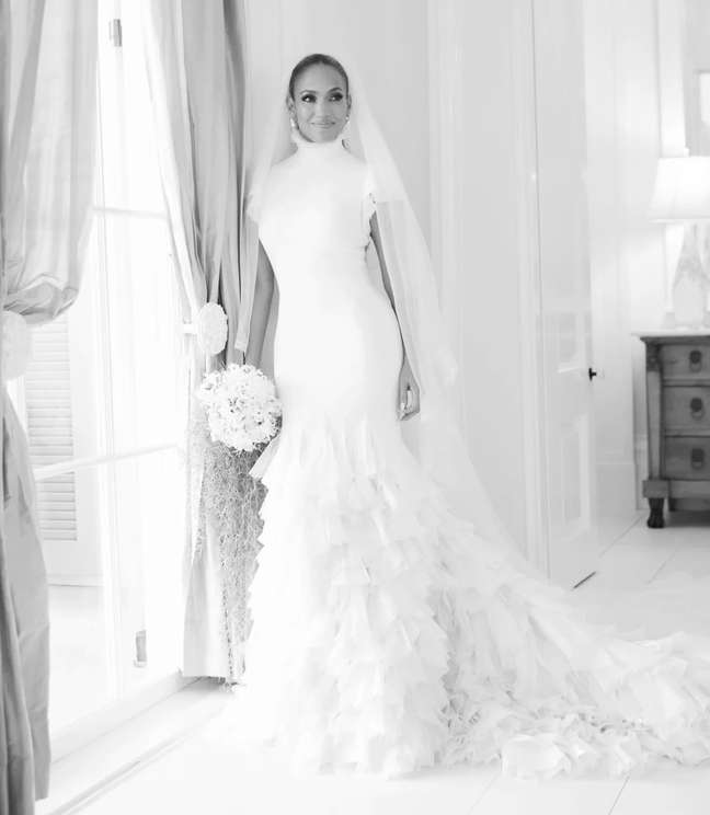 Magazine reveals Jennifer Lopez’s wedding dress and Ben Affleck’s passionate speech Magazine reveals Jennifer Lopez’s wedding dress and Ben Affleck’s passionate speech