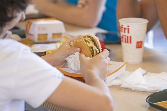 A fast food chain action allocates the proceeds from the sale of sandwiches to social projects A fast food chain action allocates the proceeds from the sale of sandwiches to social projects