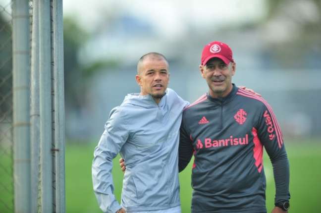 D'Alessandro e Flávio de Oliveira, preparador físico do Colorado (Ricardo Duarte/Divulgação/Internacional)