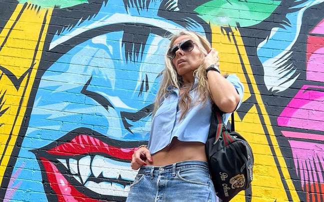 Colored sneakers and short t-shirt: Galisteu trends in NY Colored sneakers and short t-shirt: Galisteu trends in NY