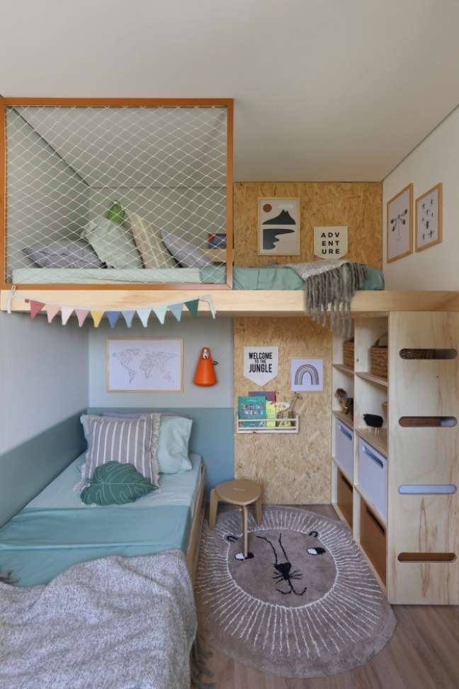 Children's bedroom with laminate floor, woodwork with shelves and suspended bed, as well as various furniture items for children.