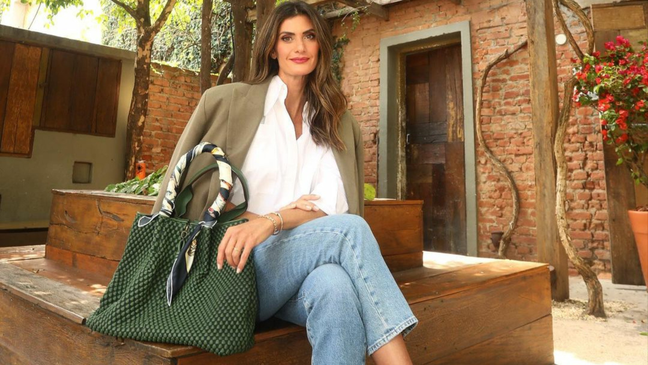 Fiorentino demonstrates the elegance of 3 jolly pieces in a single look Fiorentino demonstrates the elegance of 3 jolly pieces in a single look