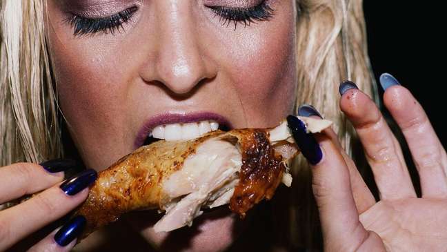 Is it okay to eat chicken with the skin on? And other questions about the most consumed meat in the world Is it okay to eat chicken with the skin on? And other questions about the most consumed meat in the world