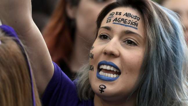 Mujer durante la demostración