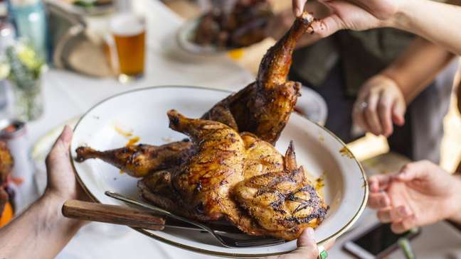 For every 100 grams of chicken skin we consume, 32 grams is fat, says the expert For every 100 grams of chicken skin we consume, 32 grams is fat, says the expert