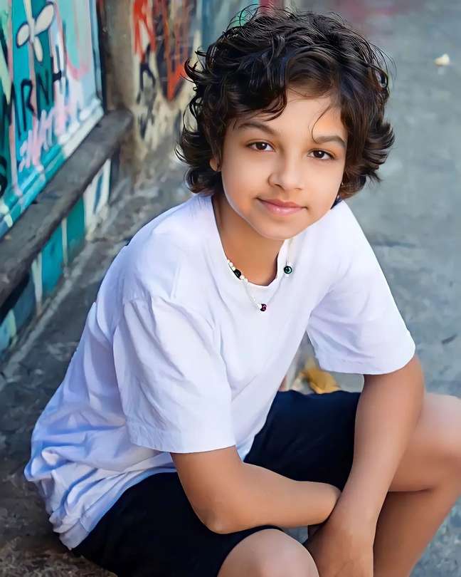 The mother posts the photo of the child actor from the “Pantanal” in the hospital to celebrate the improvement