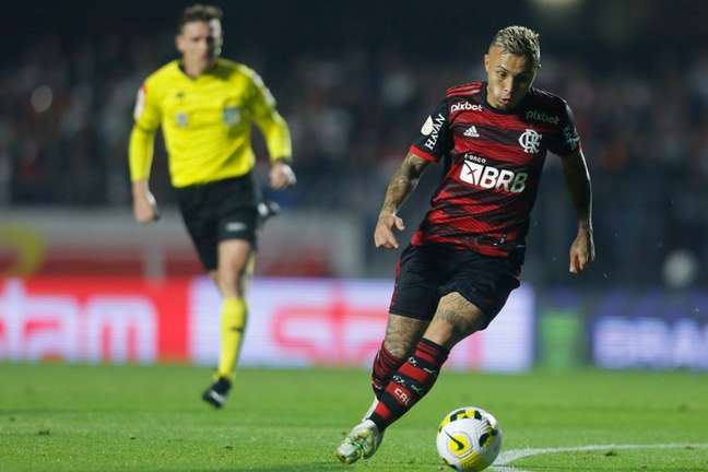 Depois do primeiro gol, Cebolinha tenta deslanchar e ser o protagonista do time alternativo do Flamengo