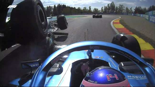 Hamilton intentó pasar a Alonso por fuera, pero cerró rival y se llevó lo peor 