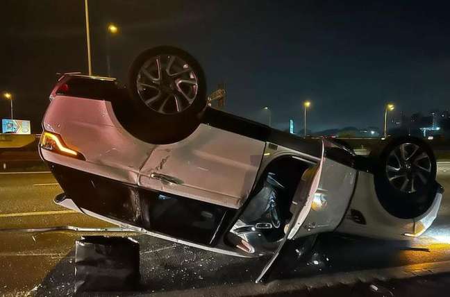 Carro de Paula Fernandes capotou algumas vezes na Rodovia Castello Branco