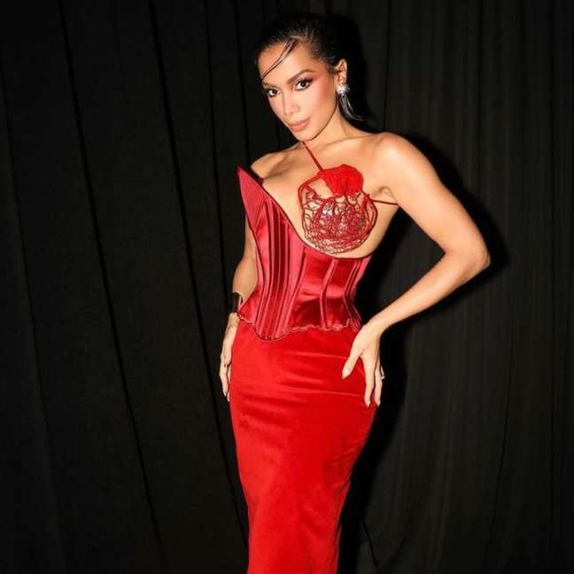 Unlike the red dress, Anitta has invested in a basic make-up (Reproduction / Instagram @anitta) 与红裙不同的是,安妮塔花了很多钱化妆(复制/ Instagram @安妮塔)