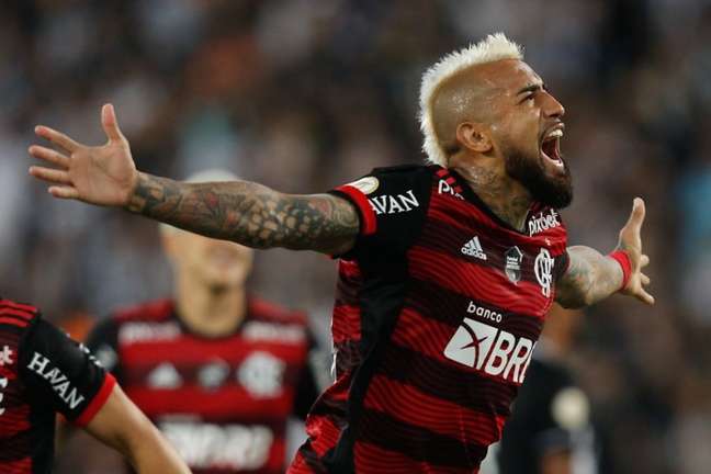Hora de ser titular? Vidal se destaca no Flamengo e coloca pressão em Dorival Jr