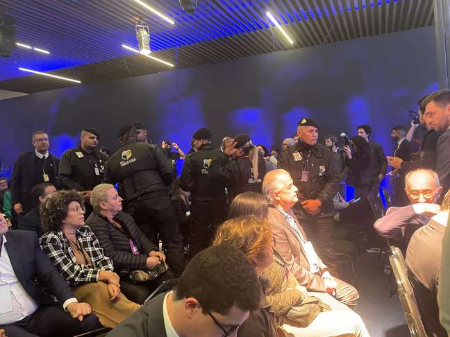 Salles e Janones brigam e s&atilde;o repreendidos por seguran&ccedil;as da Band; veja