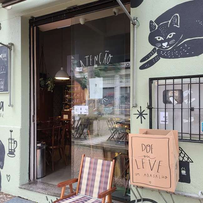 The coffee shop in POA asks customers to help wash the dishes