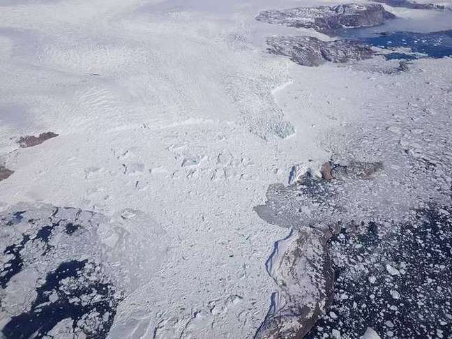 O manto congelado da Groenlândia poderá perder 3,3% de sua massa nos próximos anos (Imagem: Reprodução/Baptiste Vandecrux, GEUS)