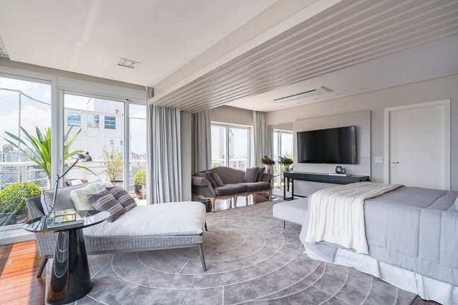 9. The architect integrated the balcony into the bedroom. Photo: Kadu Lopes 9. The architect integrated the balcony into the bedroom. Photo: Kadu Lopes