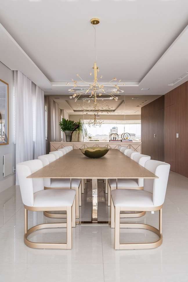 5. Luxurious dining room with modern chandelier. Photo: Kadu Lopes 5. Luxurious dining room with modern chandelier. Photo: Kadu Lopes