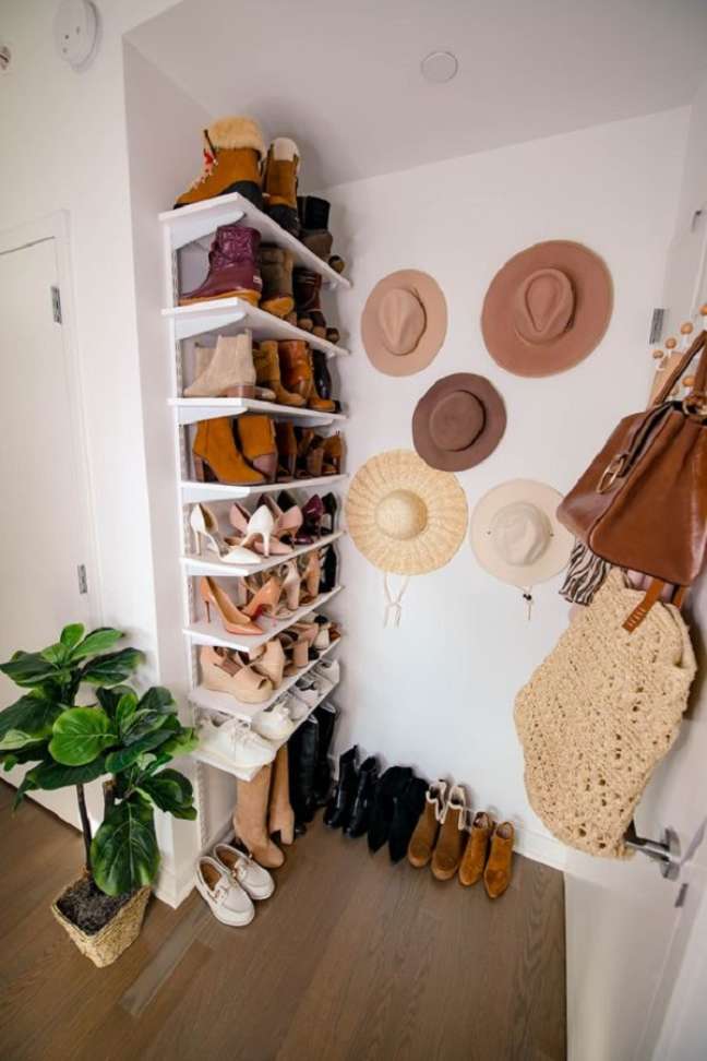 45. Small wooden shoe cabinet - Photo Katies Bliss 45. Small wooden shoe cabinet - Photo Katies Bliss