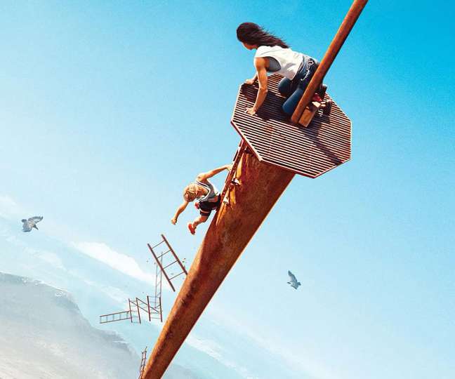 The girls get stuck in a 600-meter tower in the trailer for 