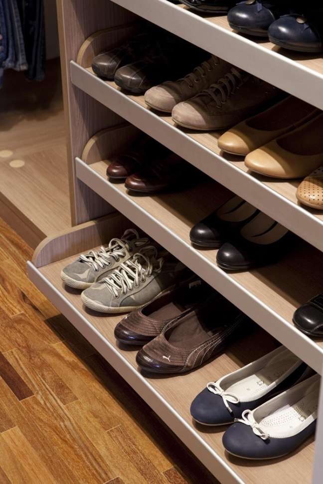 39. Custom made wooden shoe cabinet - Photo Marcelo Rosset Arquitetura 39. Custom made wooden shoe cabinet - Photo Marcelo Rosset Arquitetura