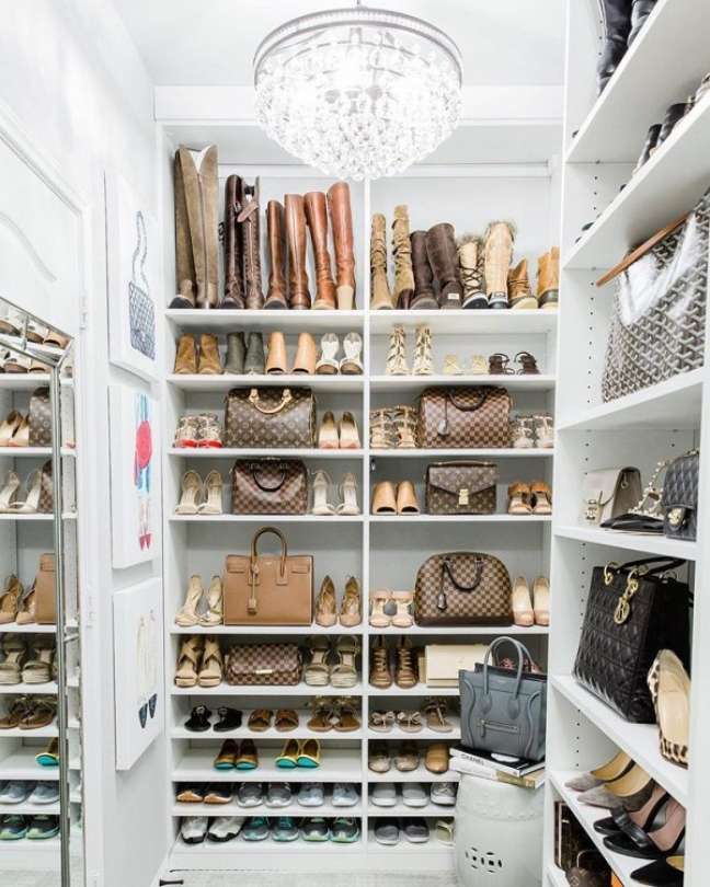 15. Large wardrobe with wooden shoe cabinet with space for shoes and bags - Photo Renovart Hugar 15. Large wardrobe with wooden shoe cabinet with space for shoes and bags - Photo Renovart Hugar